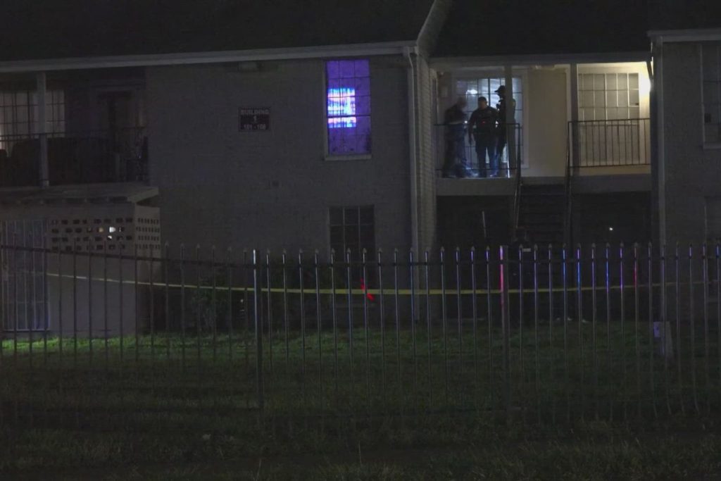 13-year-old finds mom stabbed to death in SW Houston, and her boyfriend turns himself in, HPD says