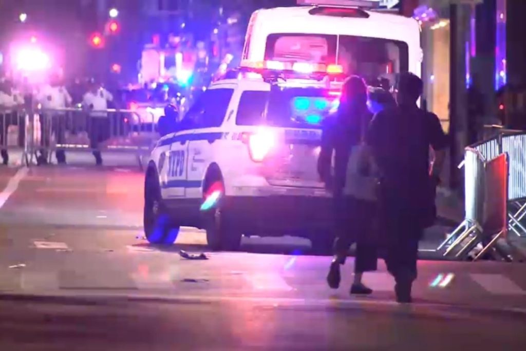 6 injured after bear repellent spray attack in Washington Square Park