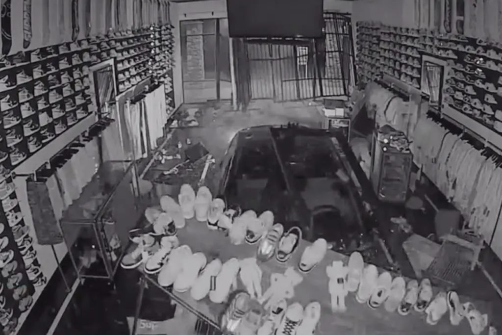 You’ll never believe how a stolen car just smashed through a store – designer heist captured on video
