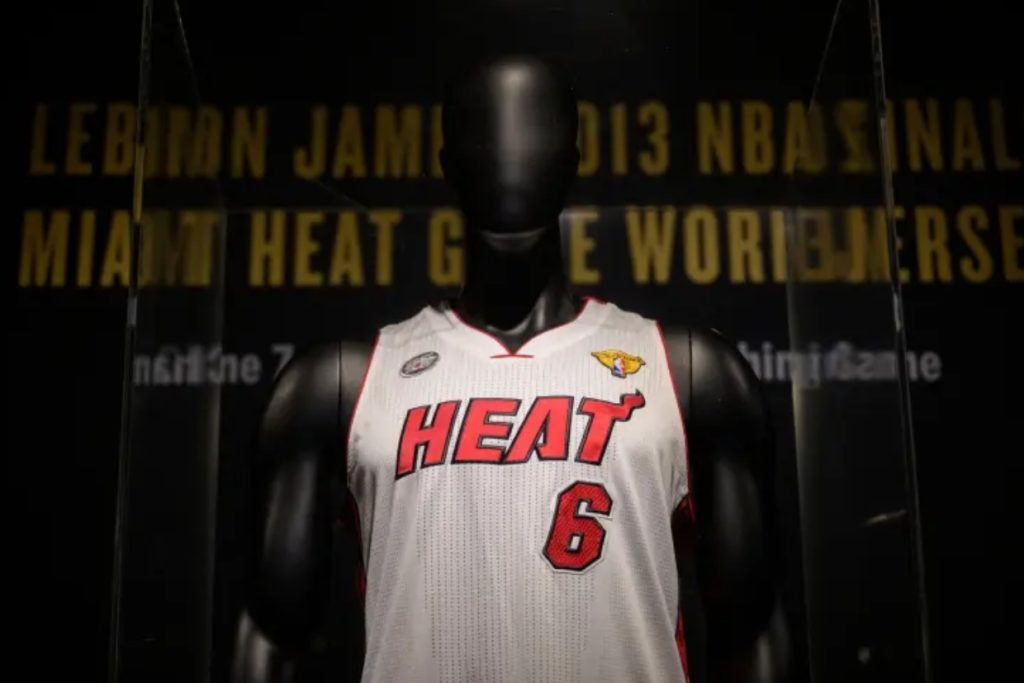 Shocking NBA Theft: Insider Secretly Cashed In on LeBron’s Iconic Finals Jersey