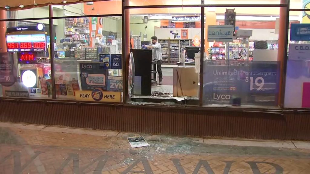 Police investigating smash-and-grab burglary in Chicago’s Edgewater neighborhood