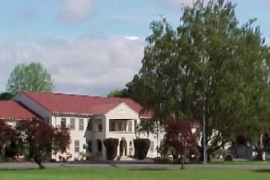 Former Oregon Youth Worker Accused of Smuggling Guns and Grooming Teens