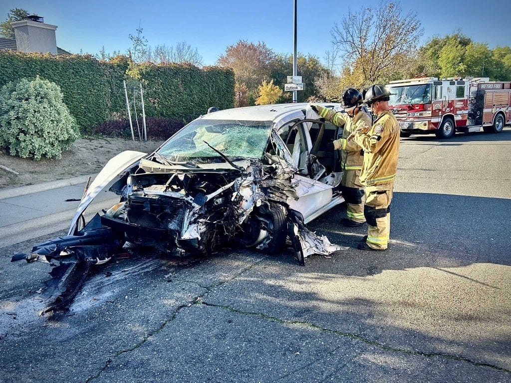 2 taken to hospital after head-on crash with entrapment in Antelope