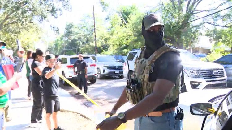 ICE presence in Texas neighborhood leads to tense standoff with residents