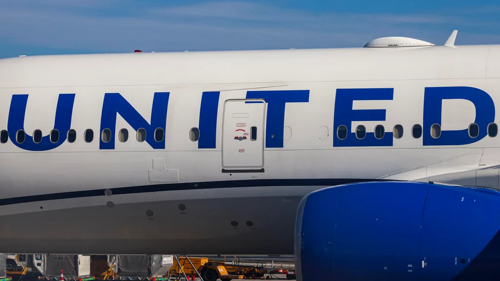 United Airlines plane clips another plane’s tail on LaGuardia Airport taxiway