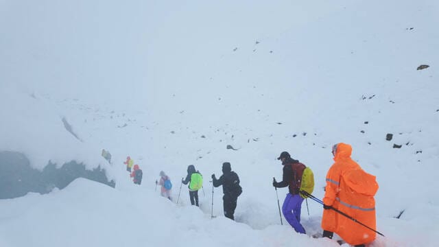Tibet halts Mount Everest access over unseasonably heavy snow
