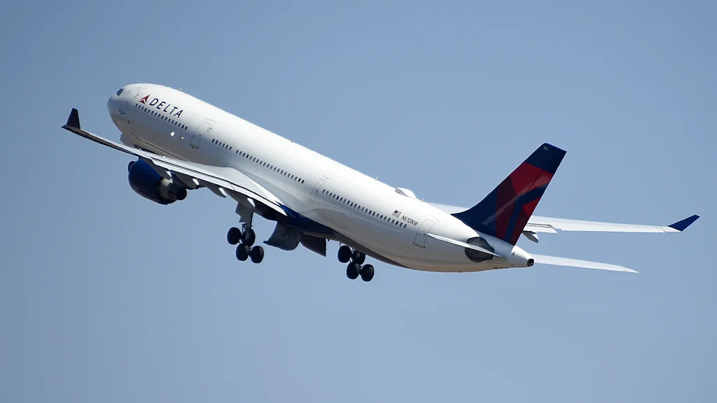 Delta pilot says “that was close” after go-around at Boston’s Logan Airport; FAA investigating