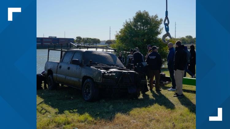 Dallas Police dive team pulls 8 cars from Fish Trap Lake in cleanup operation