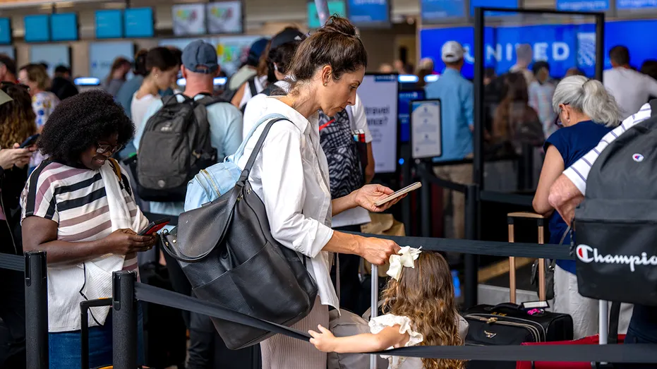 Former FAA official warns of major flight disruptions as government shutdown drags into fourth week