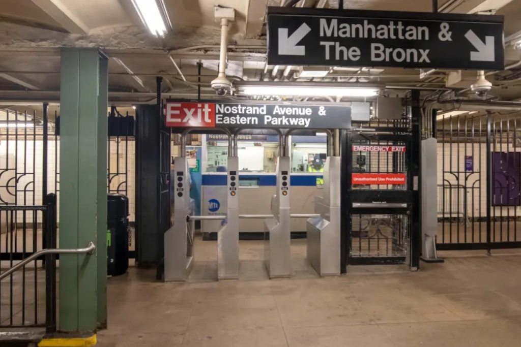 Crazed Man on NYC Tracks Attacks, Slashes MTA Worker’s Throat