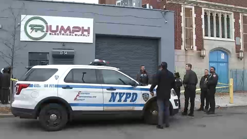 14-year-old boy stabbed in back in Woodside, Queens; police searching for 2 suspects