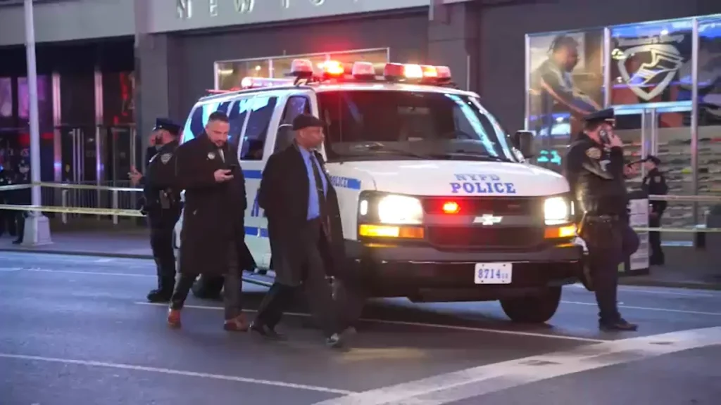 Police search for suspect who stabbed man in the back in Times Square