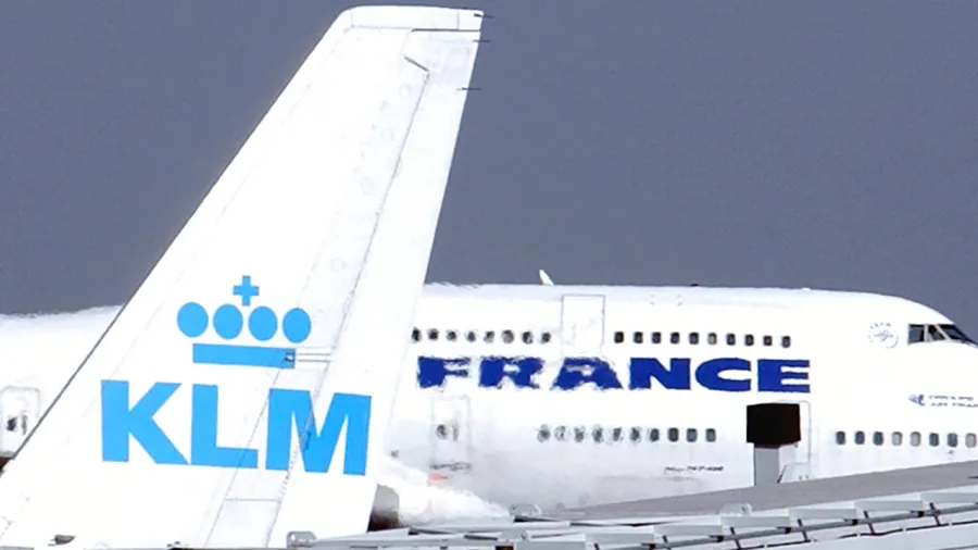 Passenger arrested after opening emergency exit, deploying slide on Atlanta Airport flight