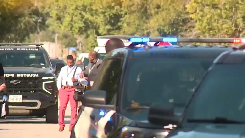 VIDEOS: HPD releases bodycam video of police fatally shooting man armed with AR-15 in northeast Houston neighborhood