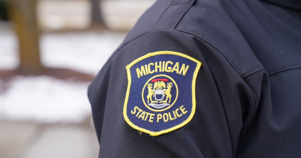 MSP: 2 killed in St. Clair Shores crash after driver crashes into tree