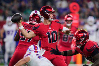 Referee Adrian Hill injured, carted off field during Bills-Texans game