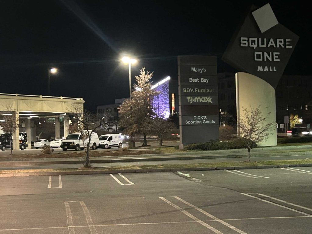 Woman assaulted following robbery in parking lot of Mass. mall