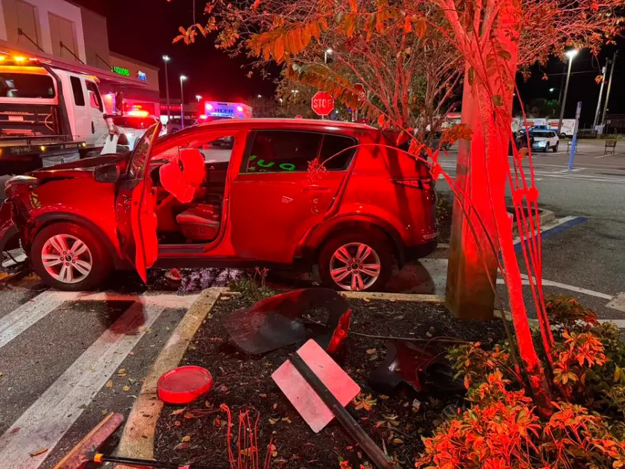 4 people taken to hospital after car crashes into Sebring Publix