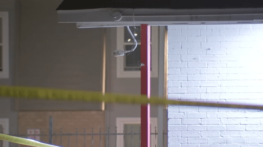 Clerk shot multiple times during robbery while closing southeast Houston store, HPD says