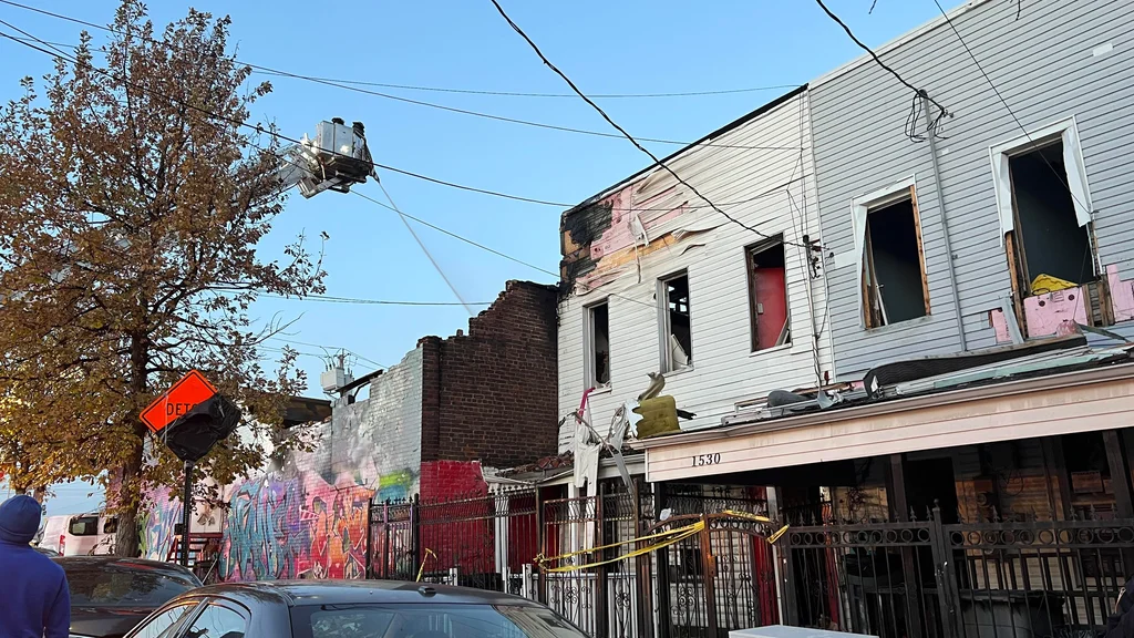 Fire at Bronx auto body shop spreads to neighboring home, displacing families