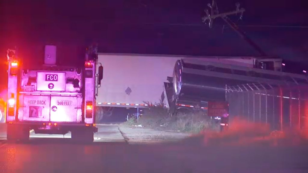 Semi-truck crash causing power outage for hundreds in Fresno County