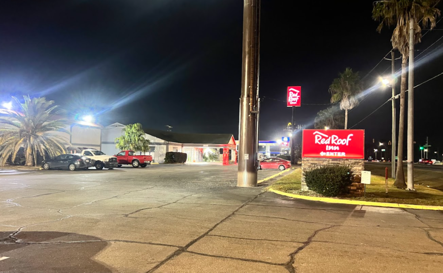 Police searching for suspect after stabbing at Richmond Hill hotel