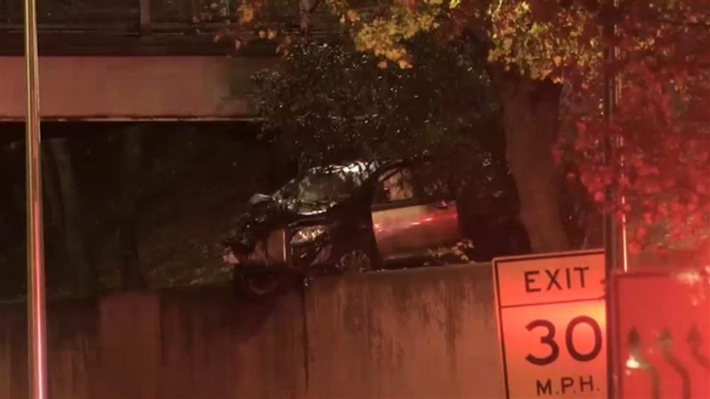 2 arrested, 1 at large after alleged carjacking ends in crash on Brooklyn Queens Expressway