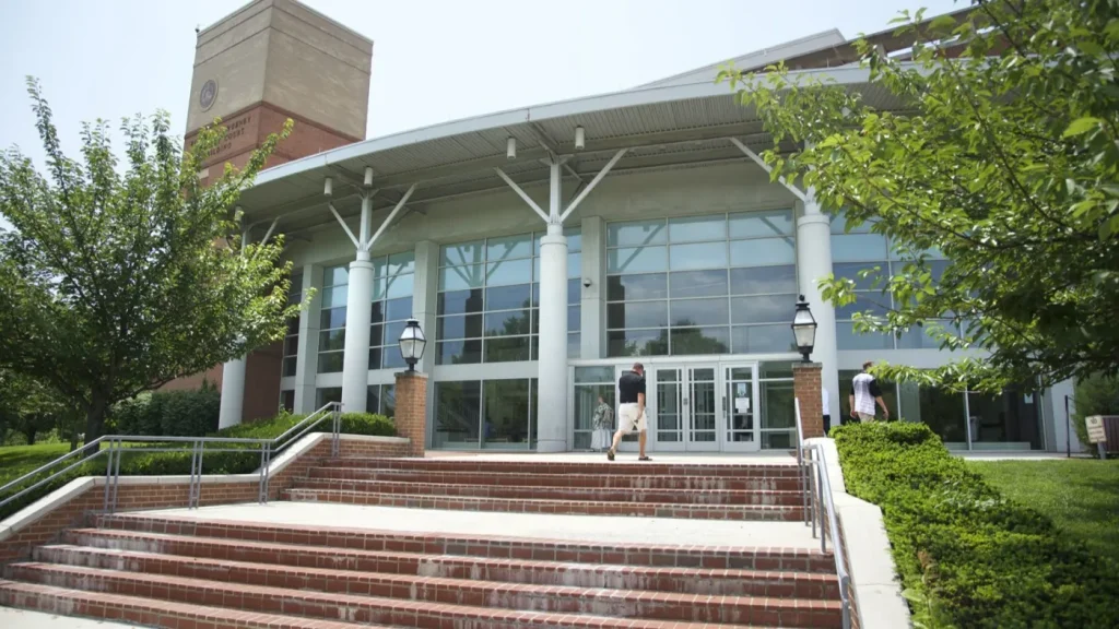 Woman charged with stealing $31K in merchandise from Annapolis Lululemon