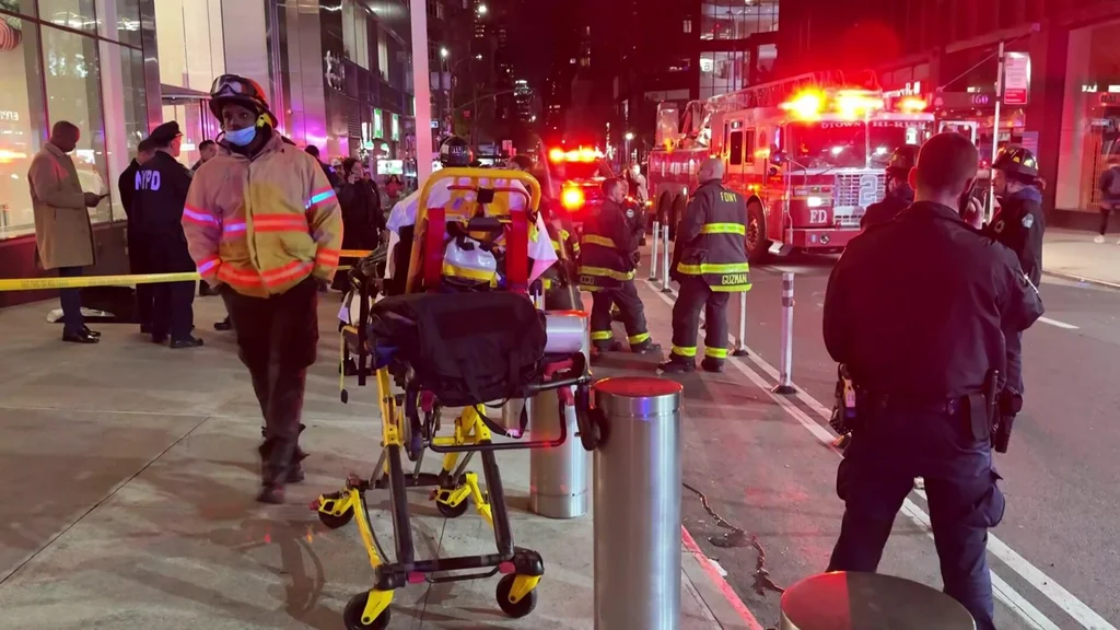 2 pedestrians injured, 1 critically, in explosion at Midtown Manhattan parking garage