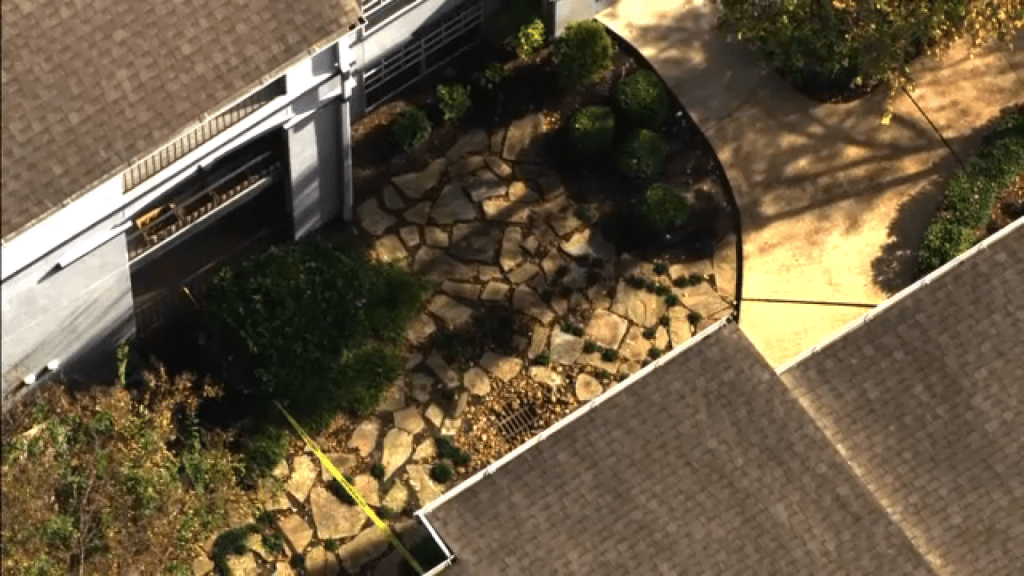 1 killed, another hospitalized following burglary in west Houston, HPD says