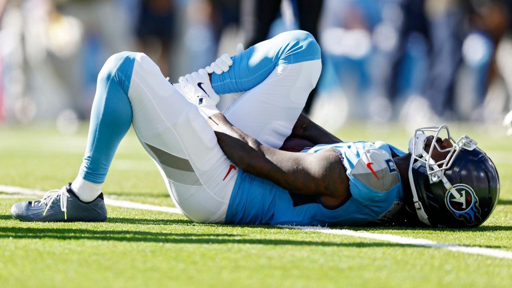 Tennessee Titans star hobbles out of Houston Texans showdown just minutes into return from injury