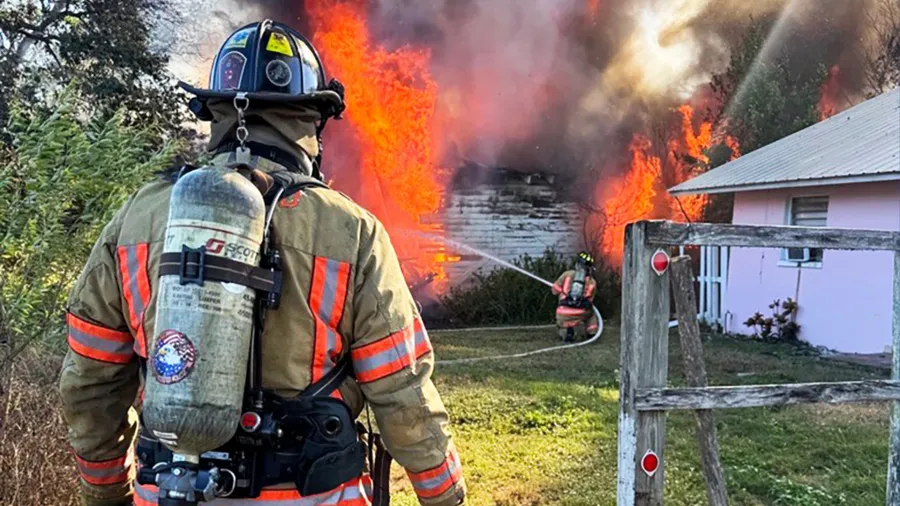 VIDEO: Deputy pulls 70-year-old out window of burning Avon Park home