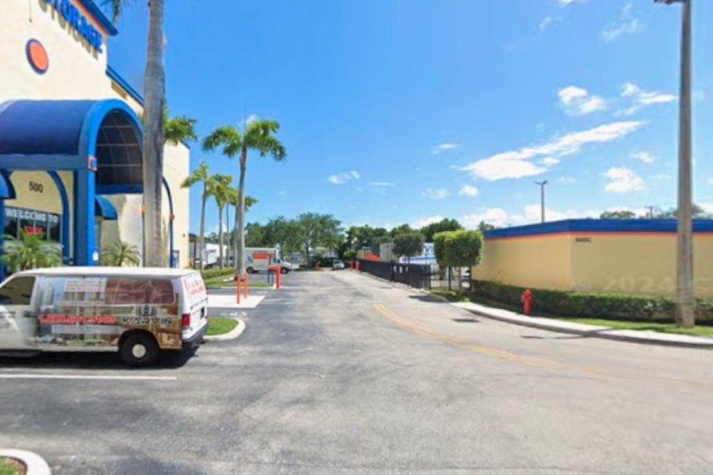 Pompano Beach Man Hospitalized After Stabbing Over Money Dispute as BSO Investigates