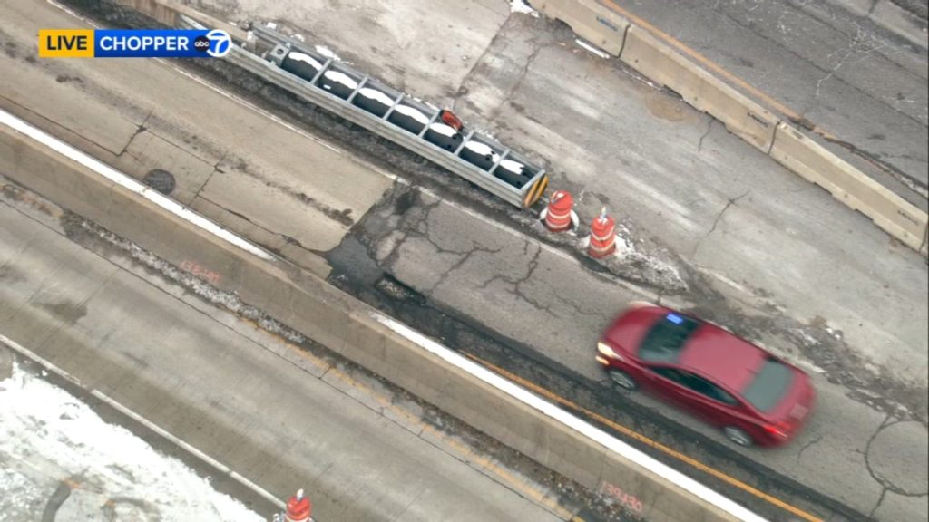 IDOT warns of massive pothole in downtown Chicago