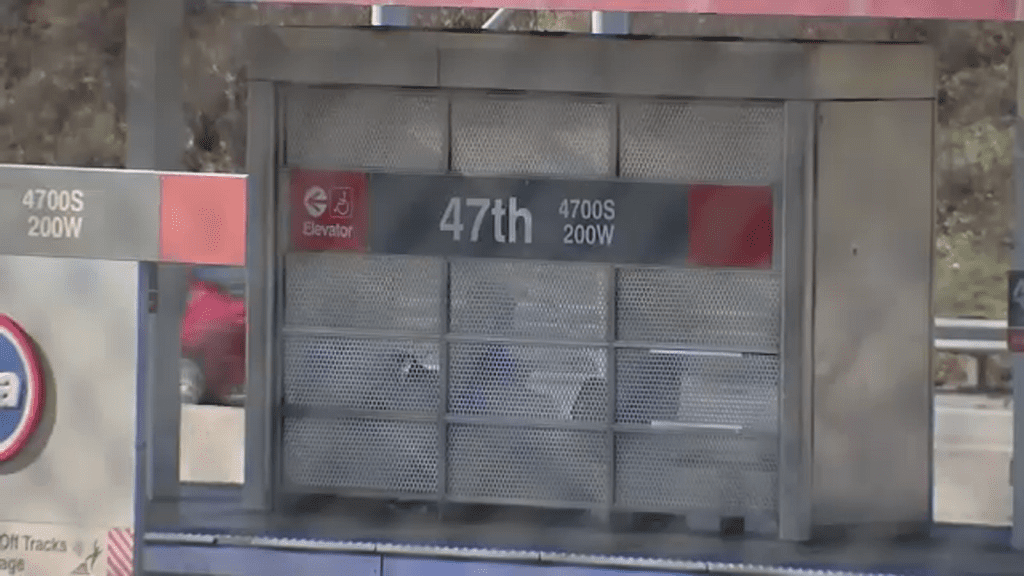 Man stabbed, robbed on CTA train on Thanksgiving, Chicago police say