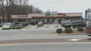 Father killed in front of young son during robbery; security guard accused of tipping off shooter