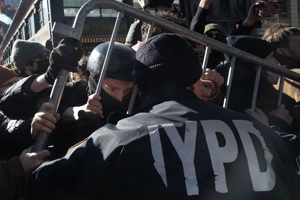 New Yorkers Appear to Foil Large-Scale ICE Raid, Highlighting Challenges for Trump in Nation’s Immigrant Capital