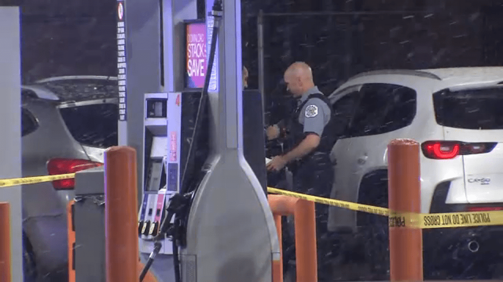Man shot near gas station in Humboldt Park, Chicago police say