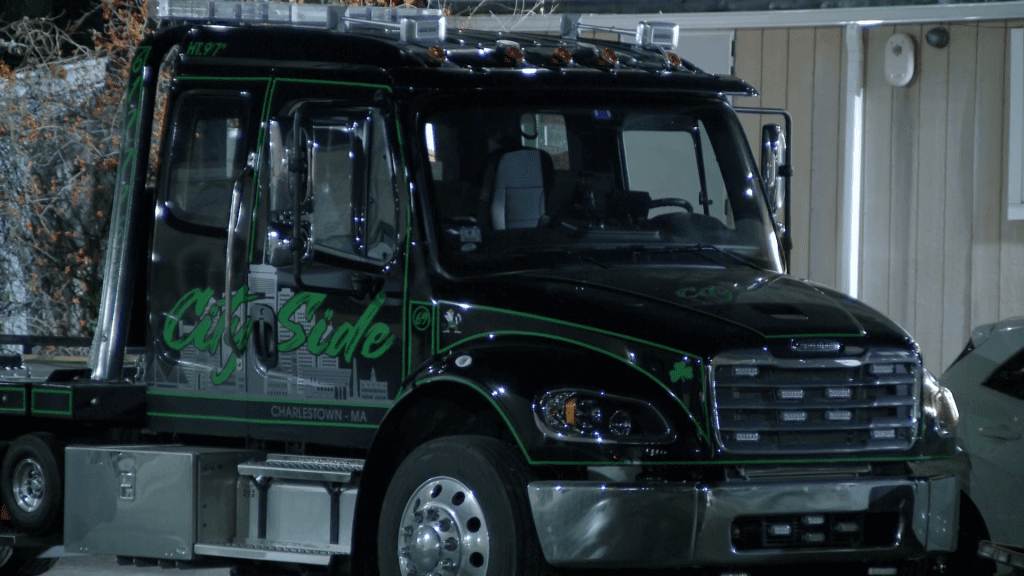 Man accused of hitting 2 tow yard workers as he tried driving off in his towed car