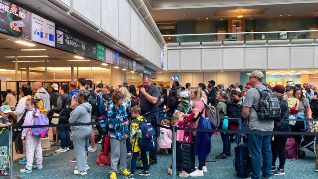 Major airports issue new TSA alerts as passengers miss flights
