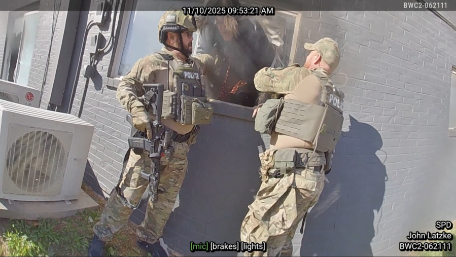 Man sets his own apartment on fire before being arrested