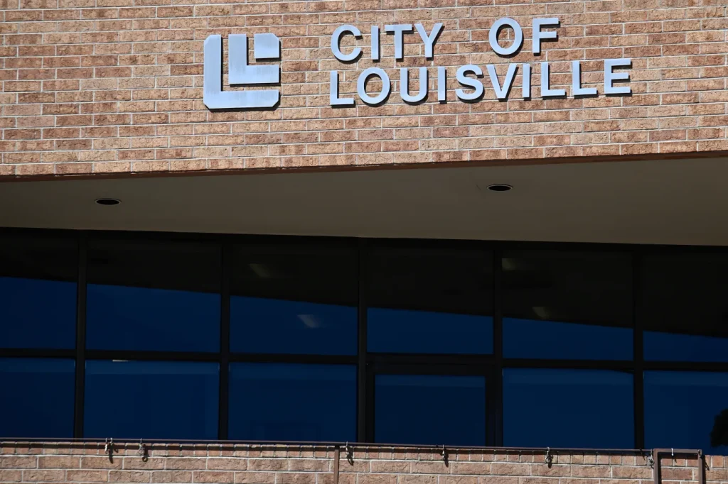 85-year-old Louisville man arrested after hitting neighbor in the head with dumbbell