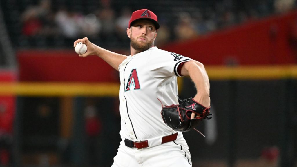 Reports: Kelly to D-backs on 2-year, $40M deal