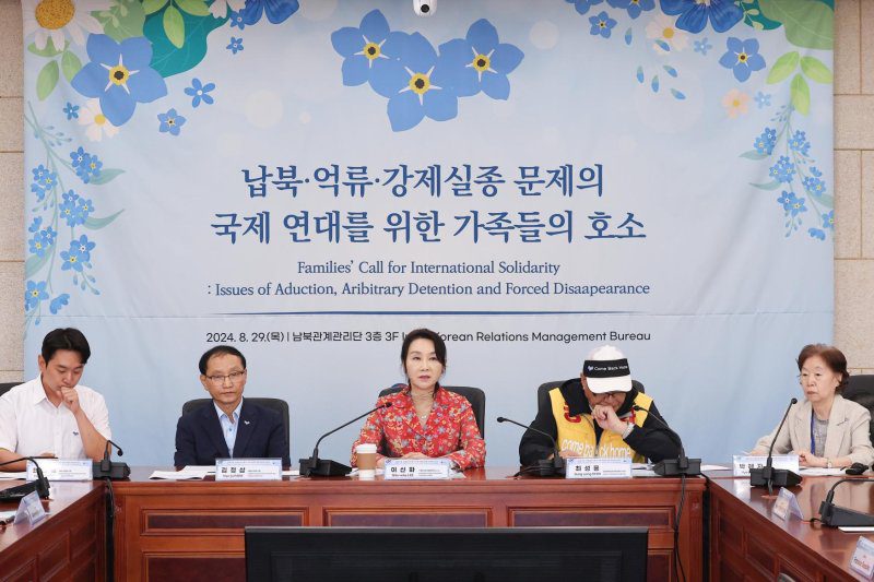 Lee misunderstood question on North detainees, families unconvinced