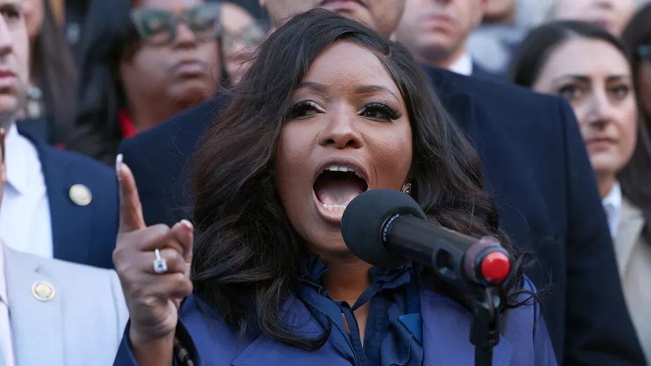 Crockett accuses Trump administration of dishonesty over border encounter numbers