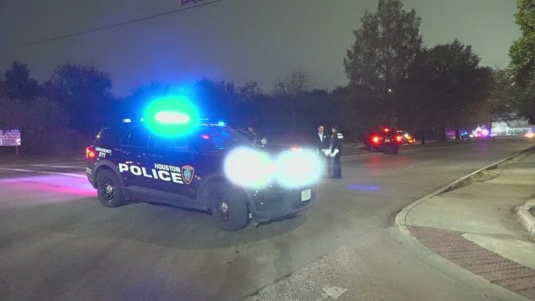 4 dead in 3 separate crashes on Houston-area roadways overnight