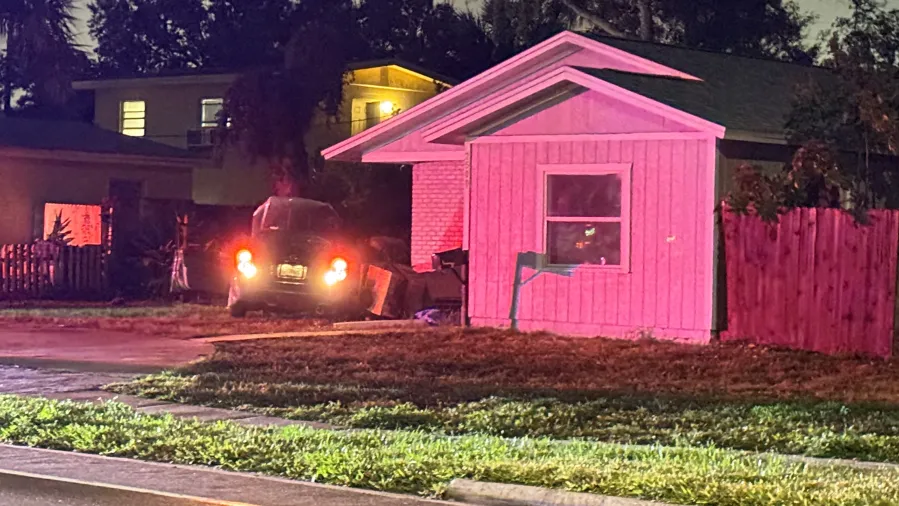2 seriously injured after crashing car into St. Pete home
