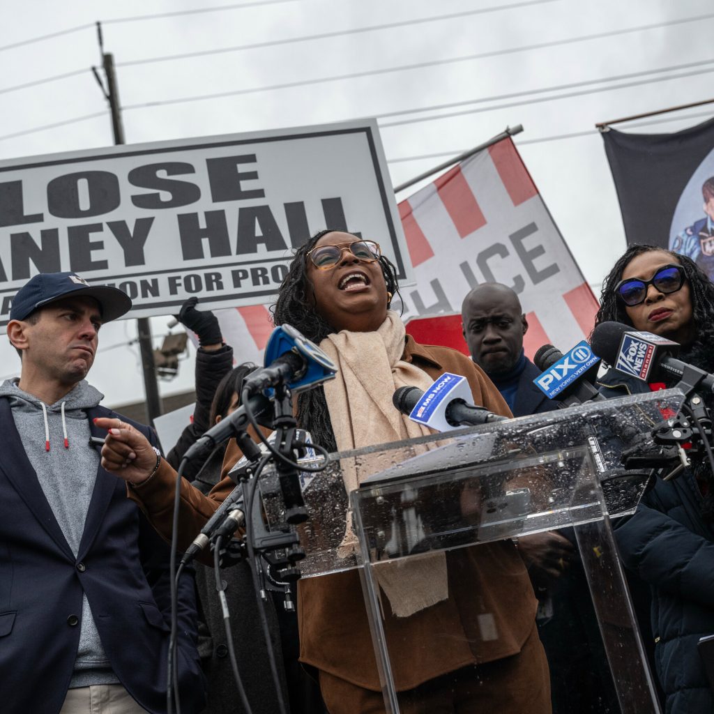 New Jersey Lawmaker Returns to Migrant Center Where She Was Arrested