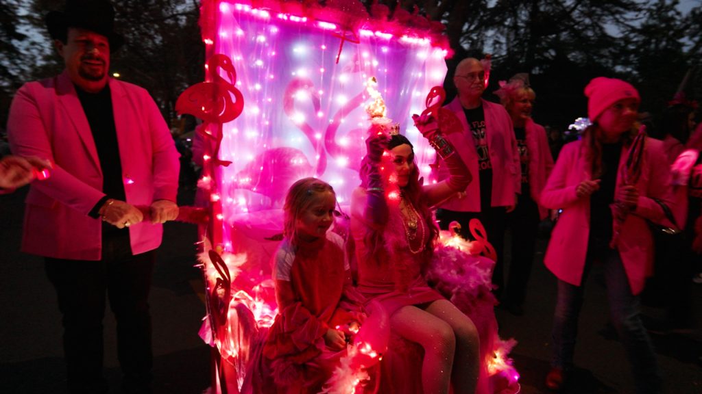 This sofa spectacle lights up for winter