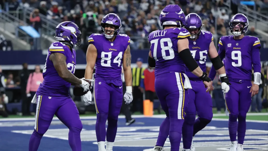 Minnesota Vikings in terrifying scenes with team plane forced to make emergency landing after ‘mechanical issues’